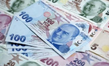 Η κεντρική τράπεζα της Τουρκίας ανεβάζει τα επιτόκια για να σώσει τη λίρα