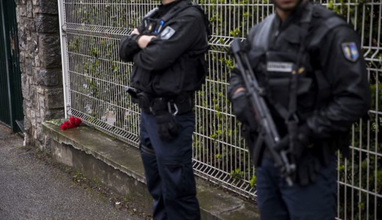 Ελεύθερος ένας ανήλικος για φόνο μετανάστη στη Γαλλία