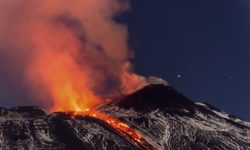 Ιταλία: Χιλιάδες τουρίστες πλησιάζουν τη λάβα του ηφαιστείου στην Αίτνα για να βγάλουν σέλφι