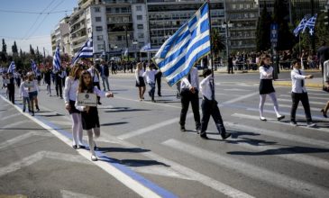 Ολοκληρώθηκε η μαθητική παρέλασης της 25ης – Ανοίγουν οι δρόμοι στο κέντρο