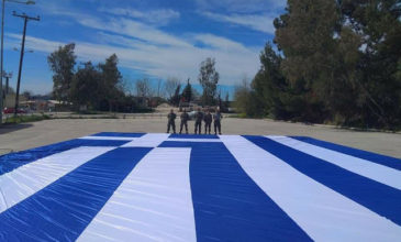Ελληνική σημαία 350 τετραγωνικών ύψωσε η Ηγουμενίτσα για την 25η