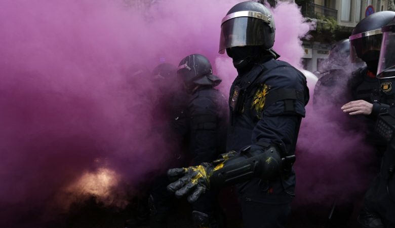 Συγκρούσεις αυτονομιστών και αστυνομικών στη Βαρκελόνη