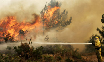 Συνεχίζεται η προσπάθεια για κατάσβεση της πυρκαγιάς στη Σίνδο