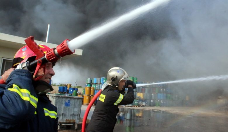 Πυρκαγιά σε προαύλιο χώρο κτιρίου στο Μενίδι