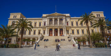 Η Σύρος στην κορυφή των προτεινόμενων νησιών για τις διακοπές των Ιταλών το φθινόπωρο