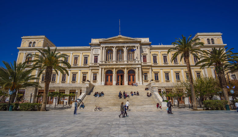 Η Σύρος στην κορυφή των προτεινόμενων νησιών για τις διακοπές των Ιταλών το φθινόπωρο