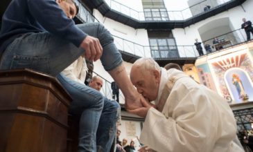 Ο Πάπας έπλυνε ταπεινά τα πόδια φυλακισμένων και συγκίνησε