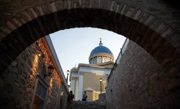 Σύρος: Το νησί που ερωτεύονται οι ξένοι ταξιδιώτες