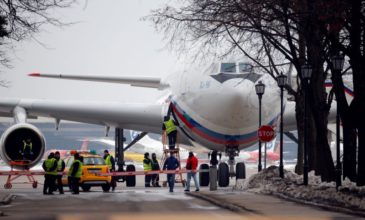 Στη Μόσχα το πρώτο αεροπλάνο με απελαθέντες Ρώσους διπλωμάτες