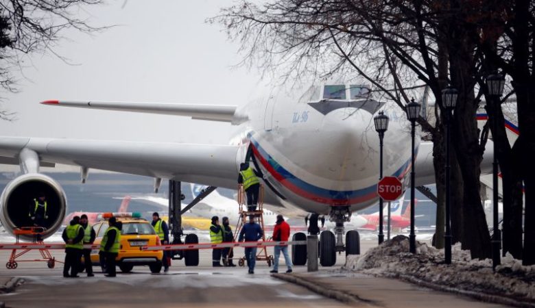 Στη Μόσχα το πρώτο αεροπλάνο με απελαθέντες Ρώσους διπλωμάτες