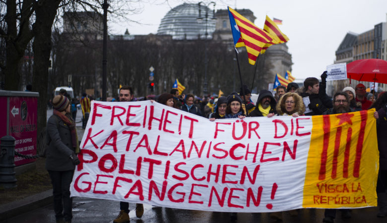 Εκατοντάδες διαδηλωτές στο Βερολίνο υπέρ του Πουτζντεμόν