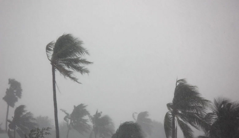 Φονικός τυφώνας σάρωσε τον παράδεισο των Φίτζι