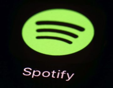 Spotify: Η πλατφόρμα κατηγορείται για παραπληροφόρηση με τον κορονοϊό -Τι αλλάζει στα podcast