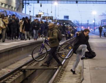 Δεν κάνουν βήμα πίσω οι εργαζόμενοι στους σιδηρόδρομους της Γαλλίας