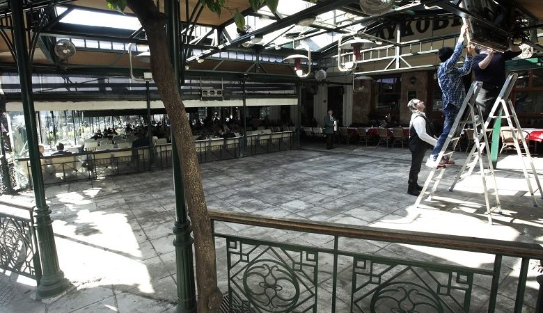 Ξηλώνονται τα στέγαστρα σε δυο γνωστές καφετέριες στο Κολωνάκι