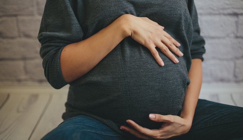 Έρευνα: Τα εμβόλια mRNA είναι ασφαλή για τις έγκυες –  Περνάνε αντισώματα και στα μωρά