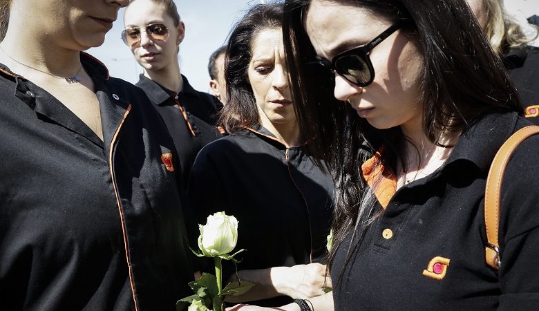 Με την στολή εργασίας τους οι εργαζόμενοι στην κηδεία του Σκλαβενίτη