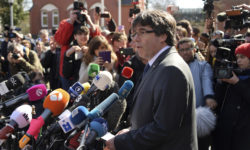 Στην Ισπανία ξεκινά έρευνα για «τρομοκρατία» σε βάρος του Καταλανού αυτονομιστή ηγέτη Πουτζντεμόν