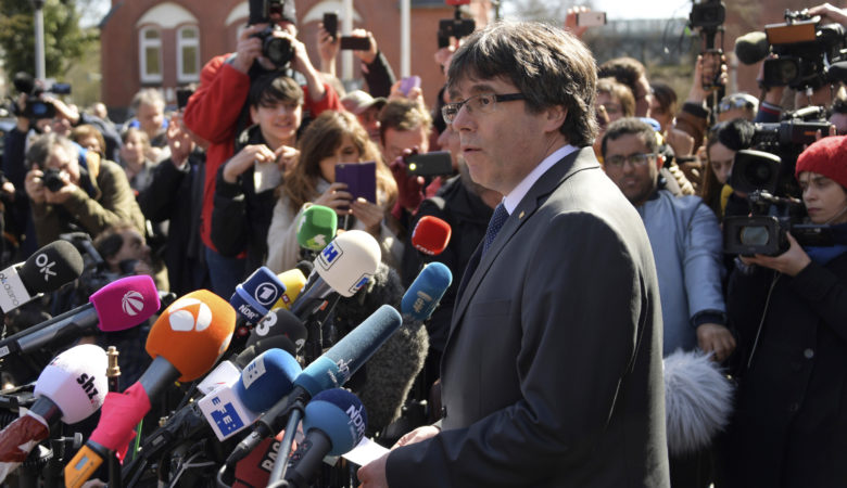 Στην Ισπανία ξεκινά έρευνα για «τρομοκρατία» σε βάρος του Καταλανού αυτονομιστή ηγέτη Πουτζντεμόν