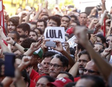 Υποστηρικτές του Λούλα δεν τον άφησαν να παραδοθεί στην αστυνομία
