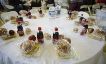 Πασχαλινό τραπέζι αγάπης στους άπορους από την Εκκλησία