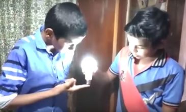 9χρονο αγόρι ανάβει λάμπες LED όταν τις ακουμπάει πάνω του