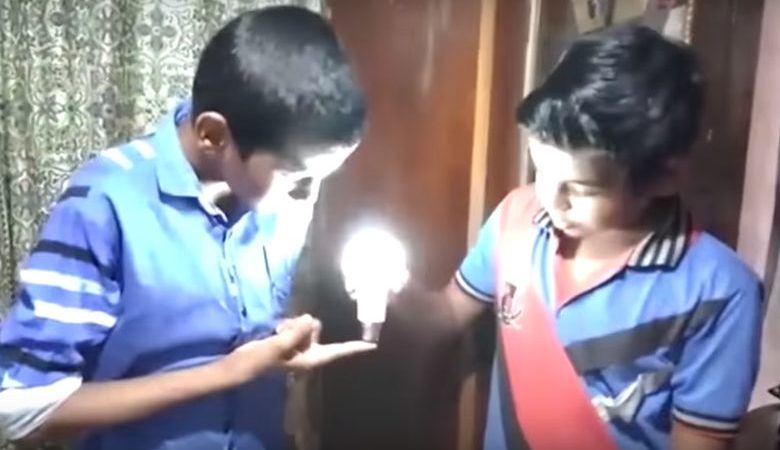 9χρονο αγόρι ανάβει λάμπες LED όταν τις ακουμπάει πάνω του