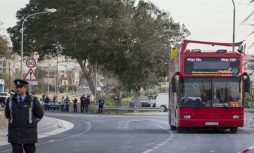 Δέντρα αποκεφάλισαν τουρίστες σε ανοιχτό, διώροφο λεωφορείο