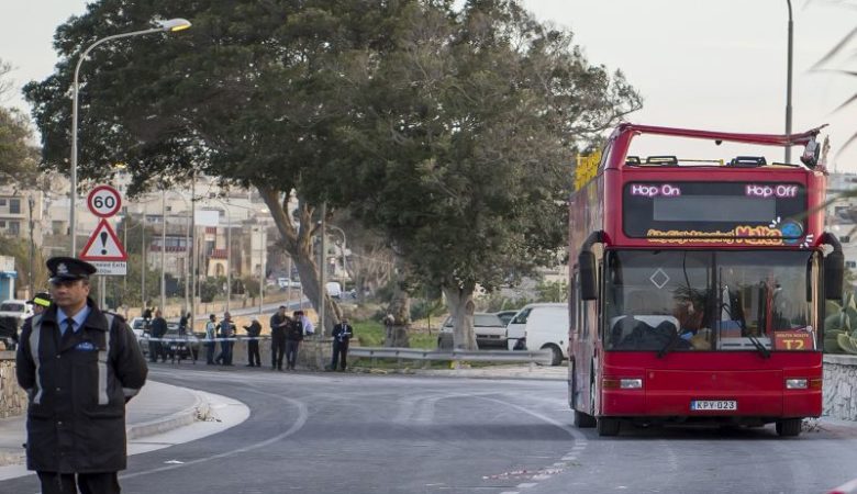 Δέντρα αποκεφάλισαν τουρίστες σε ανοιχτό, διώροφο λεωφορείο