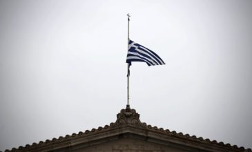 Μεσίστια η σημαία στην ελληνική Βουλή για τους νεκρούς της φωτιάς