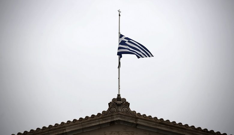 Μεσίστια η σημαία στην ελληνική Βουλή για τους νεκρούς της φωτιάς