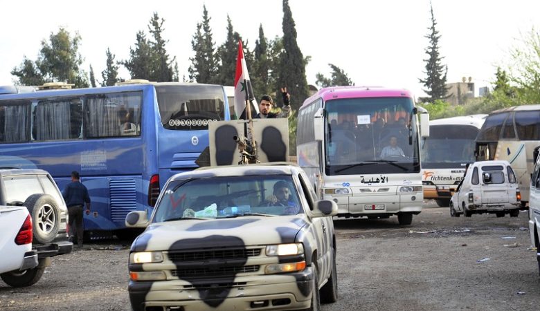 Παρέδωσαν τα όπλα και εγκατέλειψαν τη Ντούμα οι σύροι αντάρτες