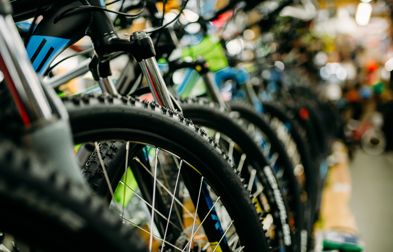 Το μαγαζάκι ÏοÏ
άνοιξε ÏÏην ΠάÏÏα Ïο 1926 και εξελίÏθηκε Ïε Îνα ιÏÏÏ
ÏÏ Î´Î¹ÎµÎ¸Î½ÎÏ brand