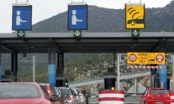 Οι αγρότες της Αταλάντης «άνοιξαν» τα διόδια της Τραγάνας