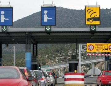 Οι αγρότες της Αταλάντης «άνοιξαν» τα διόδια της Τραγάνας