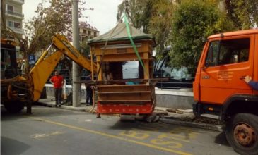 «Ξηλώνονται» τα κλειστά περίπτερα στο κέντρο των Χανίων