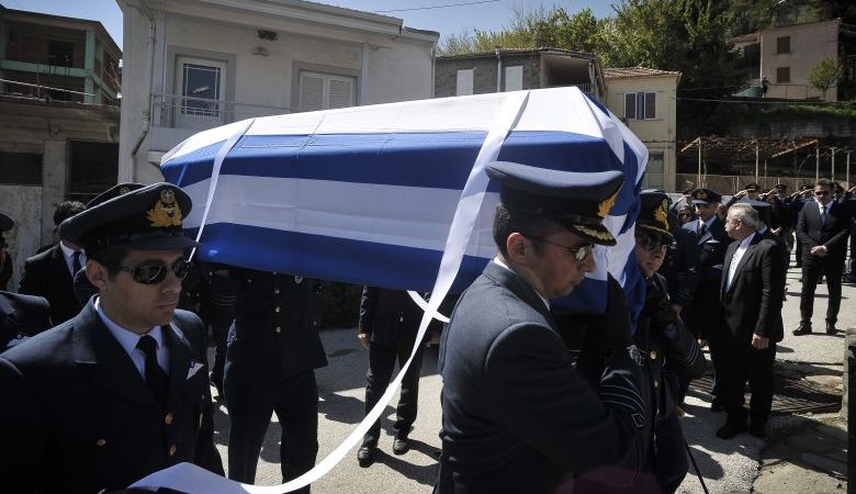Η Ελλάδα αποχαιρετά τον ήρωα Σμηναγό