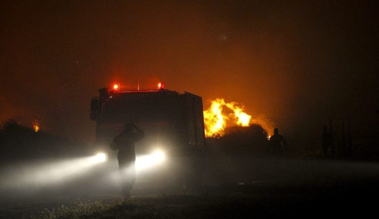 Δύσκολη νύχτα στην Ηλεία με τους πυροσβέστες να δίνουν μάχη με τις φλόγες όλο το βράδυ