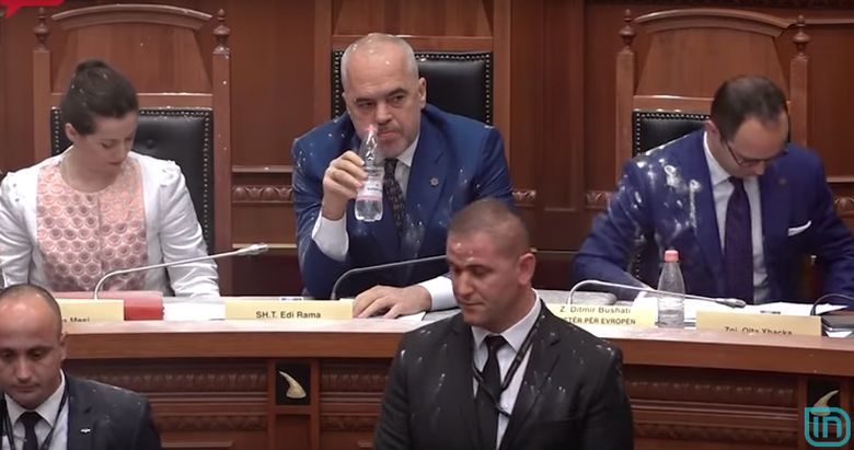 Αλεύρωσαν τον Αλβανό πρωθυπουργό μέσα στη Βουλή