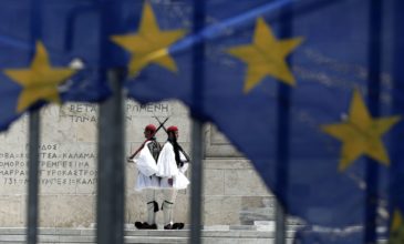 «Οι πολιτικές της Ευρωζώνης κλείνουν την Ελλάδα σε φυλακή χρέους για δεκαετίες»