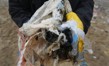 Το ένζυμο που «καταβροχθίζει» το πλαστικό στη θάλασσα