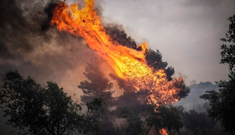 Καίγονται τα Γεράνεια Όρη, πάνω από την Κινέτα