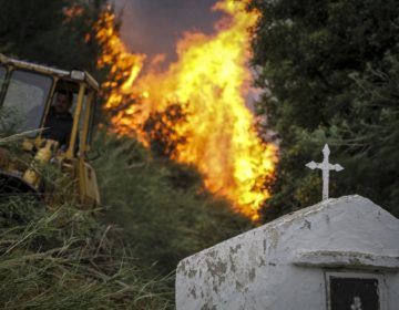 Μάχη με τις φλόγες για να μην καούν σπίτια στην Σητεία