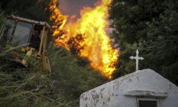 Μάχη με τις φλόγες για να μην καούν σπίτια στην Σητεία