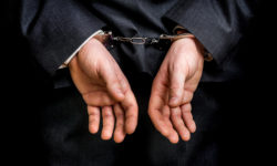 Συνελήφθησαν τρεις σωφρονιστικοί υπάλληλοι που δωροδοκήθηκαν για να αποδράσει κρατούμενος