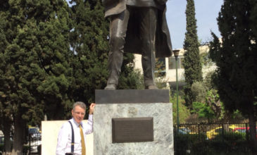 Ο πρέσβης των ΗΠΑ «τσέκαρε» το άγαλμα του Τρούμαν