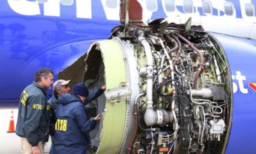 Επιβάτης έχασε τη ζωή της από έκρηξη στον κινητήρα του αεροπλάνου