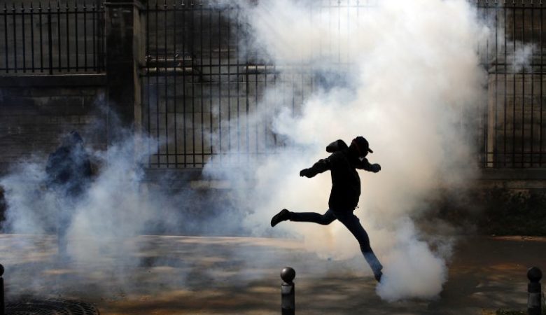 Σπασμένες τζαμαρίες, πέτρες και χημικά σε διαδήλωση στο Παρίσι