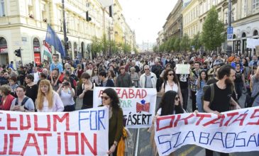 Χιλιάδες στους δρόμους της Βουδαπέστης, κατά της κυβερνητικής λογοκρισίας