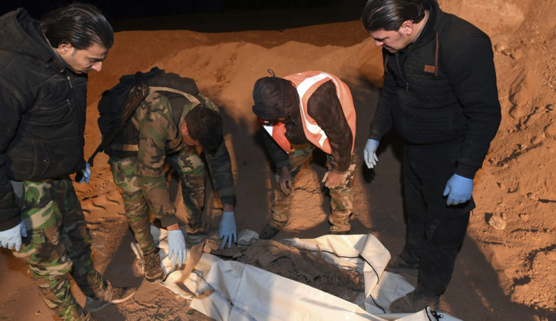 Δεκάδες πτώματα βρέθηκαν σε ομαδικό τάφο στη Ράκα